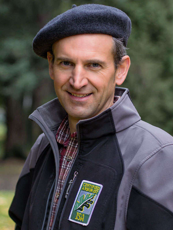 arborist with isa logo and hat in northern Oregon