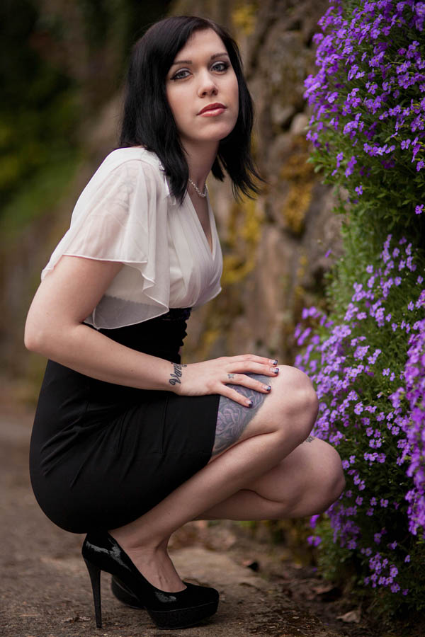 model kneeling in oregon historic district